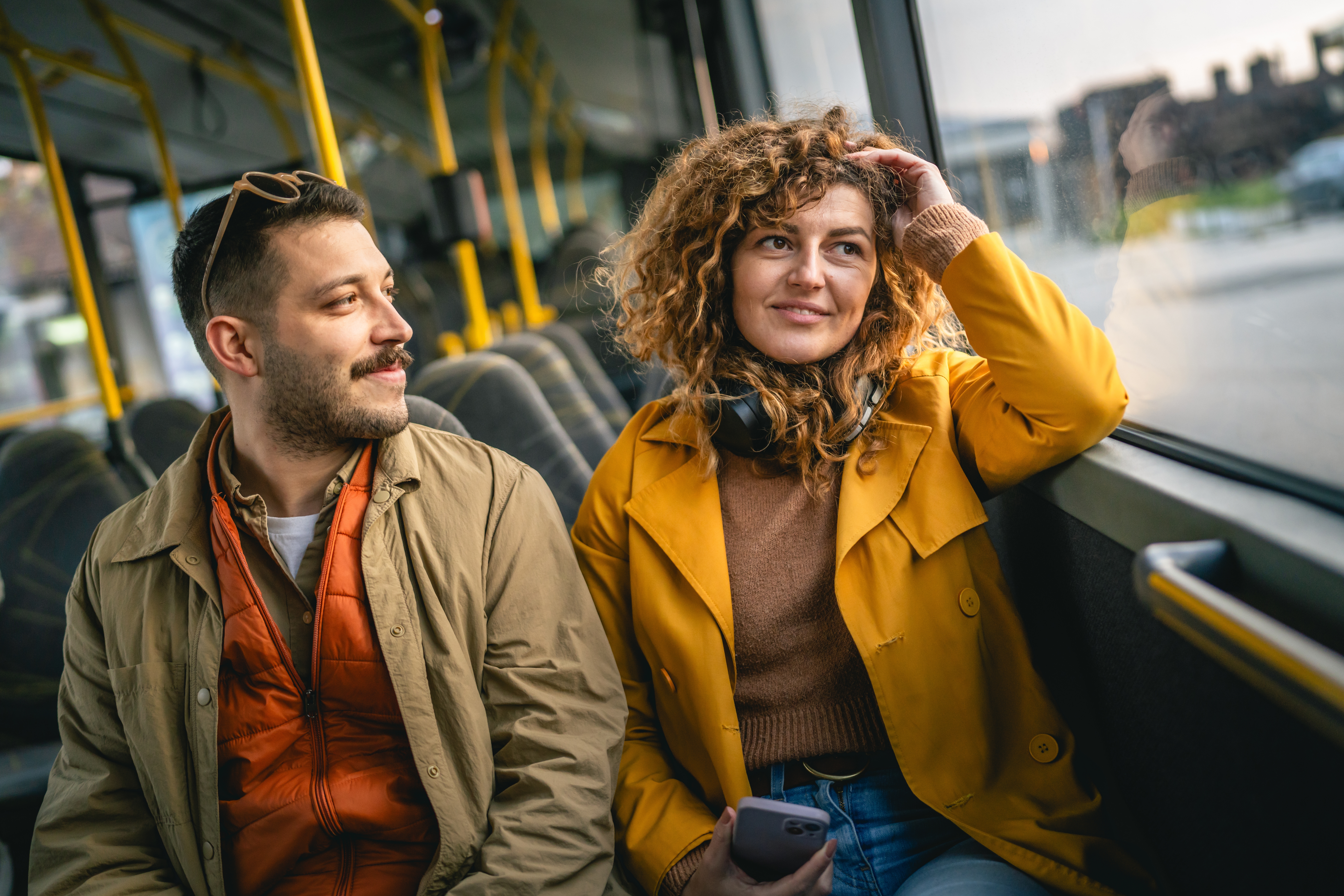 vrouw en man in tram